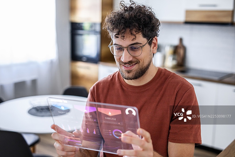 平板电脑上的智能家居控制仪表板图片素材