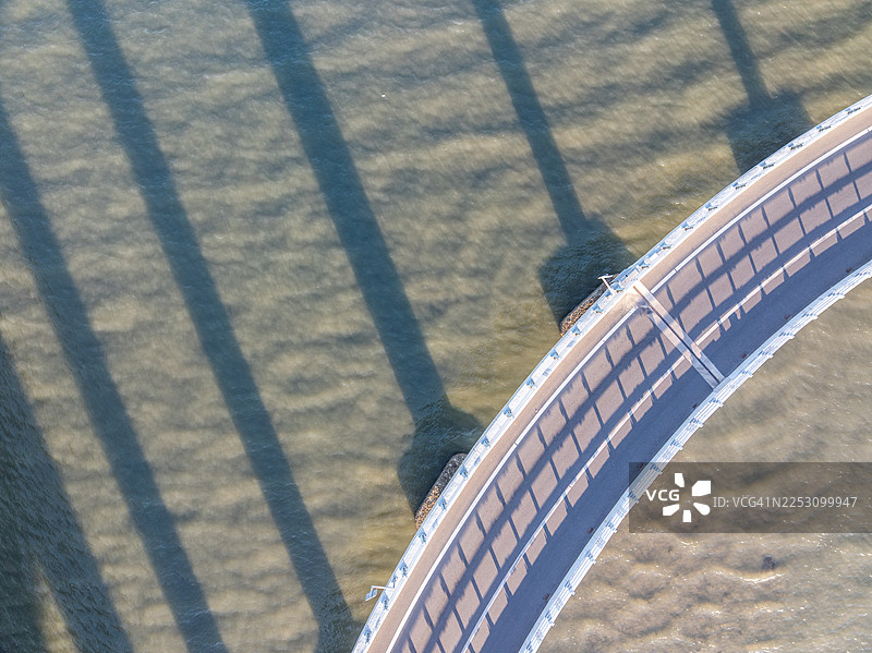 无人机航拍中国山东省青岛市胶州湾大桥图片素材