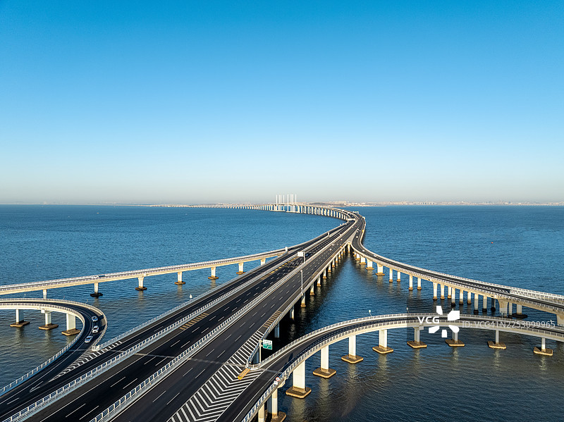 无人机航拍清晨的胶州湾大桥。中国山东省青岛市。图片素材