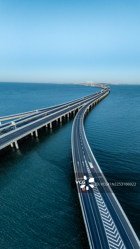 中国山东省青岛胶州湾大桥的无人机航拍视角图片素材