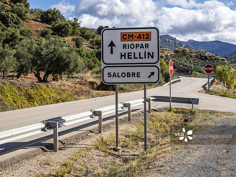 西班牙阿尔瓦塞特省当地道路上的交通标志，标有附近城市和城镇的名称。图片素材