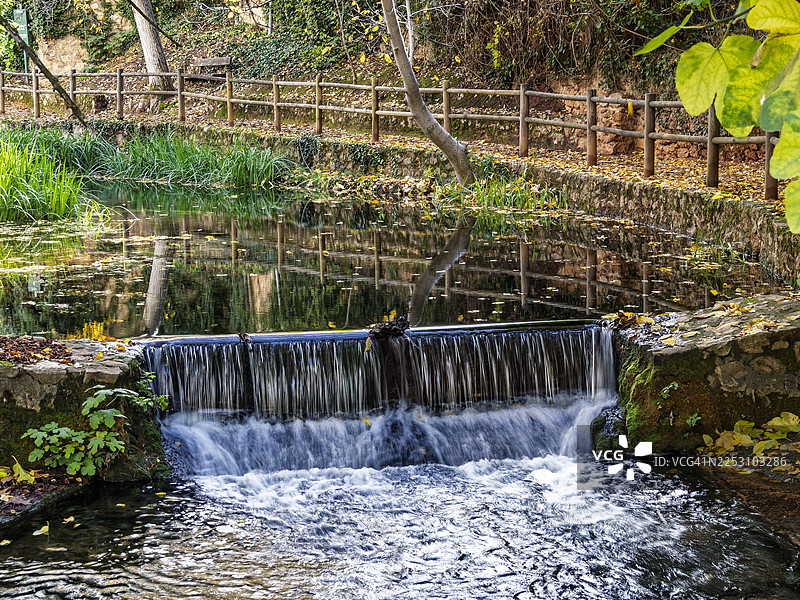 萨洛夫雷河（Salobre River）流经西班牙阿尔瓦塞特省的萨洛夫雷镇。图片素材