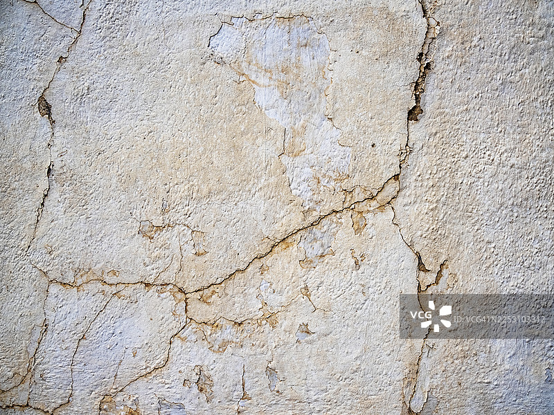 外墙漆成白色，因潮湿而剥落、破损并出现裂缝。图片素材