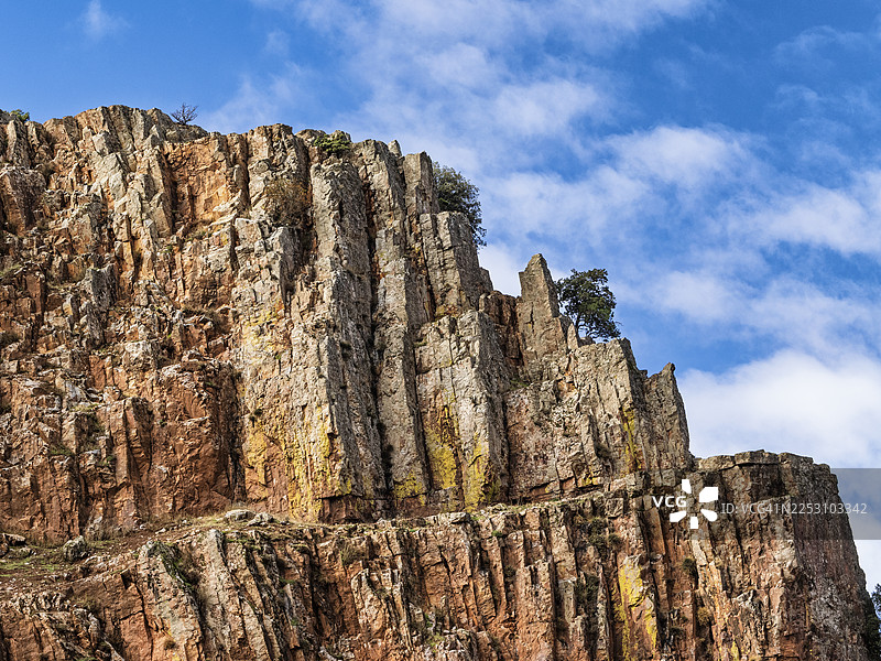 西班牙阿尔卡拉斯山脉的巨石山景图片素材