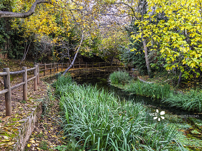 萨洛夫雷河（Salobre River）流经西班牙阿尔瓦塞特省的萨洛夫雷镇。图片素材