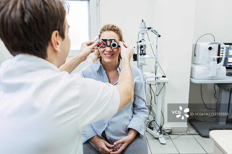 在诊所进行配镜架的眼健康检查图片素材