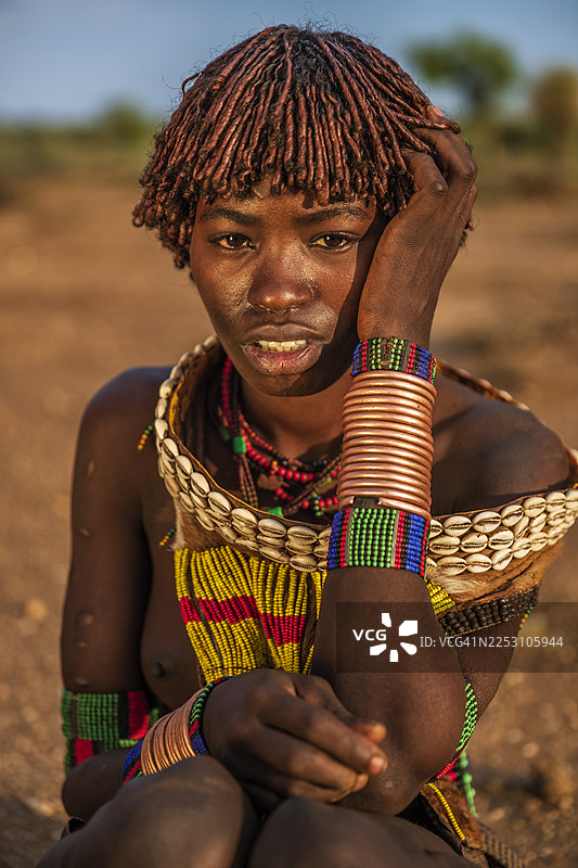 埃塞俄比亚哈默部落年轻女子的肖像图片素材
