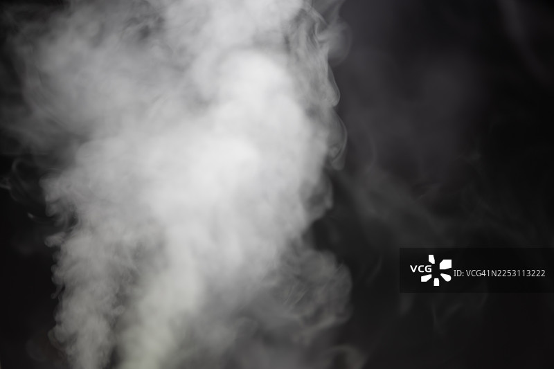 深色背景上的白色抽象烟雾图片素材