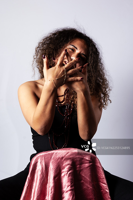 身着沙赫玛兰服饰的女人图片素材