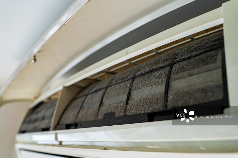 需要维护和清洁的脏空调滤网图片素材