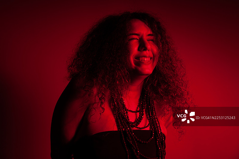 红灯前的女性肖像图片素材