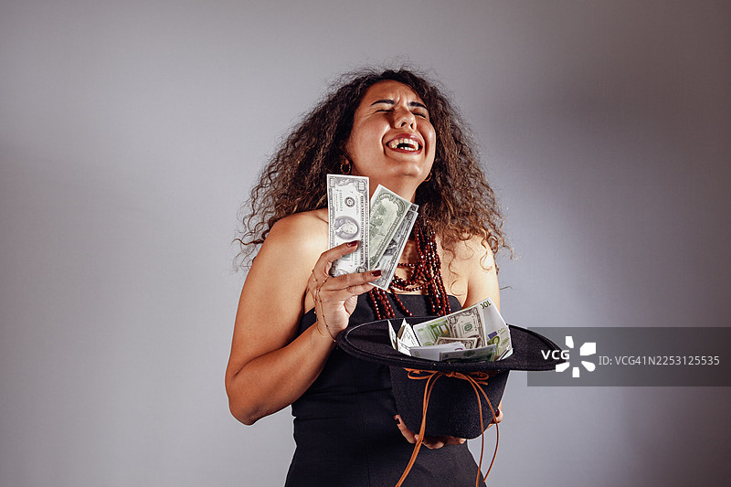 帽子里装着钱的女士肖像图片素材