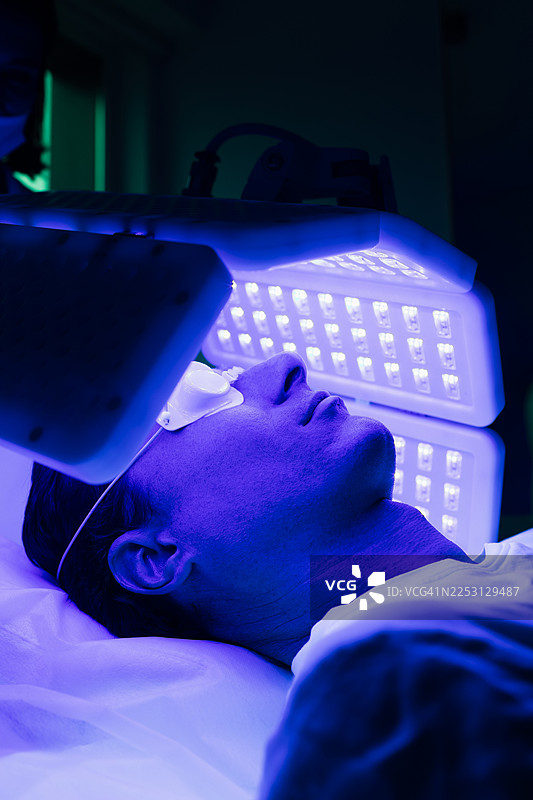 诊所蓝色护肤面板下的放松LED光疗疗程图片素材