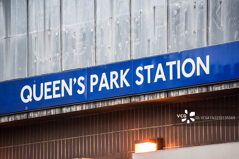伦敦女王公园站的指示牌图片素材