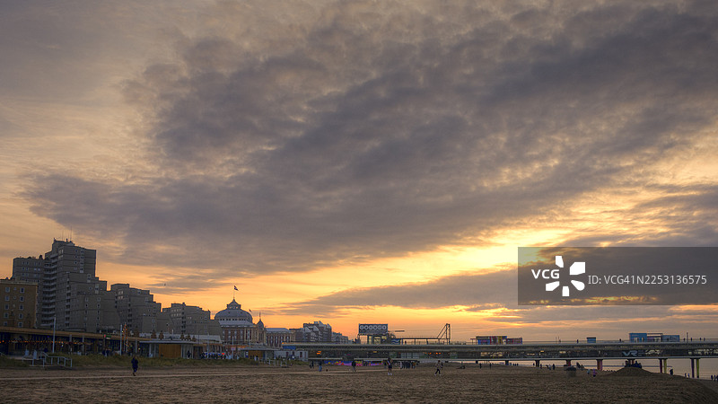 日落时分的斯海弗宁恩大道和库尔豪斯酒店图片素材