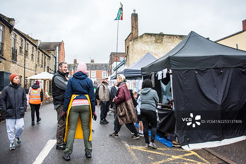 龙斯代尔路集市摊位旁聚集的顾客图片素材
