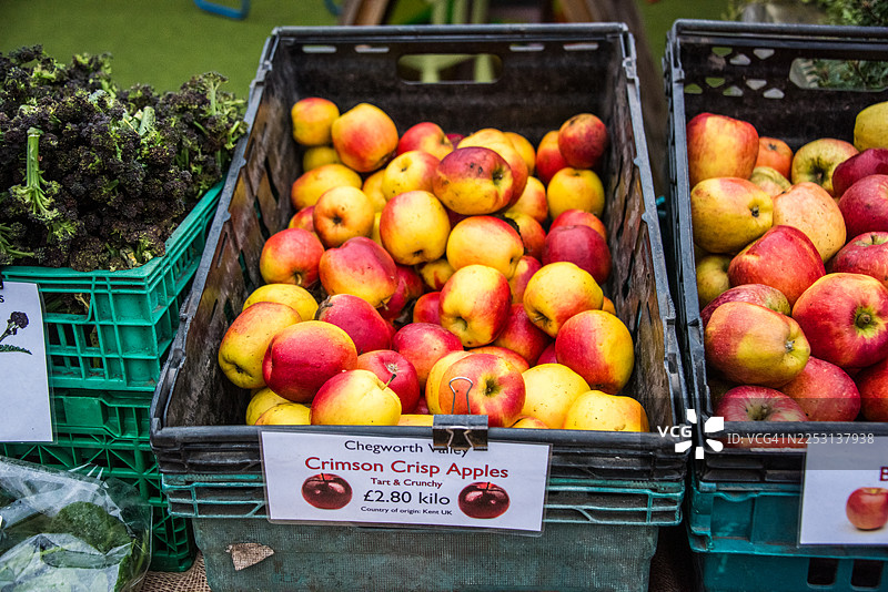 周日集市上的深红脆苹果箱图片素材