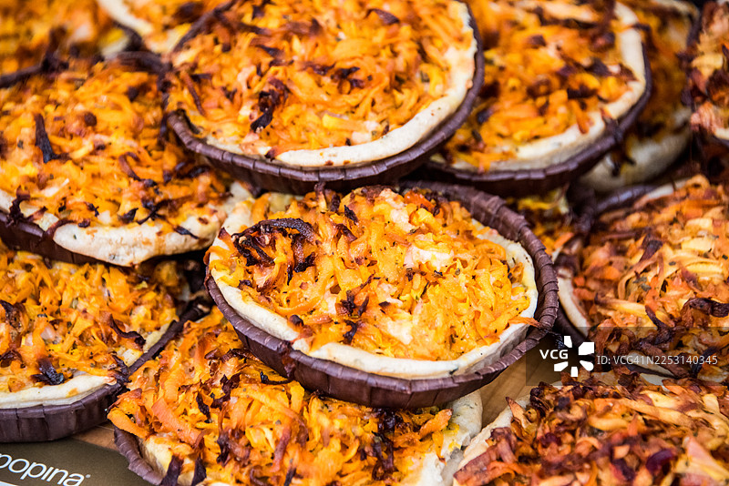 黄油烤南瓜和切达奶酪馅饼的特写图片素材