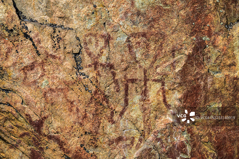 史前岩画，红褐色，绘制在有纹理的表面上。岩画来自芬兰苏奥萨尔米霍萨国家公园索梅尔耶尔维湖上方的瓦里卡利奥岩壁。图片素材