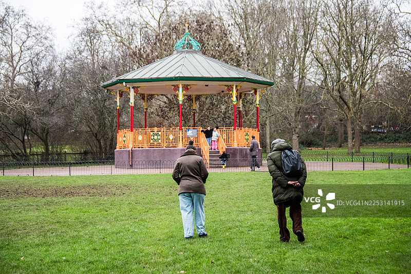 游客在女王公园音乐台图片素材