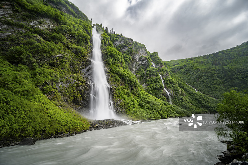 阿拉斯加州，美国，基斯通峡谷，理查森公路，洛厄河旁，绿色峡谷中的问答瀑布，长曝光图片素材