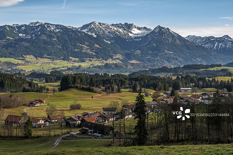 从博尔施泰因望向伊勒河谷和阿尔高阿尔卑斯山脉，中间是恩琴科夫峰、内贝尔峰和鲁比峰，位于巴伐利亚州上阿尔高区奥伯斯特多夫图片素材