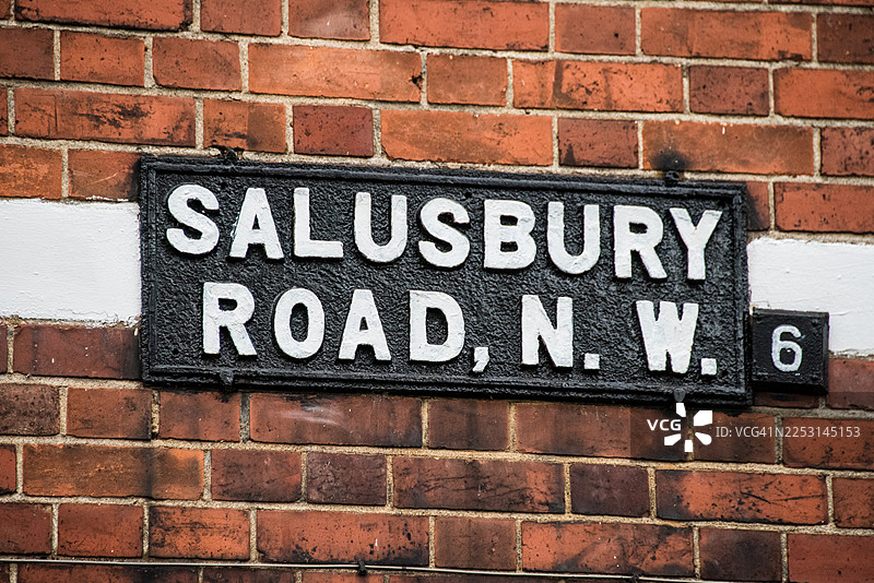 历史铸铁Salusbury路街道标志图片素材