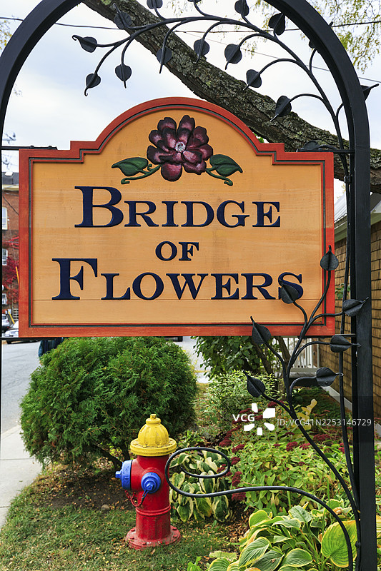 鲜花桥，鲜花之路，路边标志，花园，莫霍克小径风景道，旧贸易路线，谢尔本瀑布，马萨诸塞州，新英格兰，美国图片素材