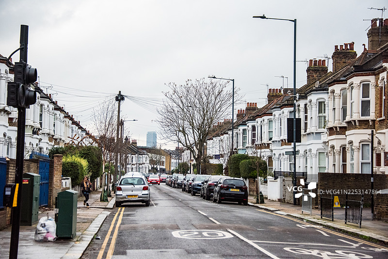 绿树成荫的住宅街道景观图片素材
