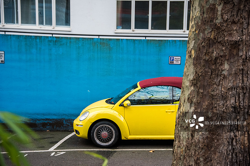 肯萨尔住宅停车场里的黄色大众甲壳虫图片素材