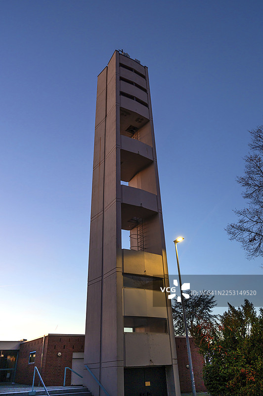 德国巴伐利亚州纽伦堡市中法兰克尼亚区施瓦因瑙附近的勒特巴赫尼科德穆斯教堂的钟楼，傍晚时分图片素材