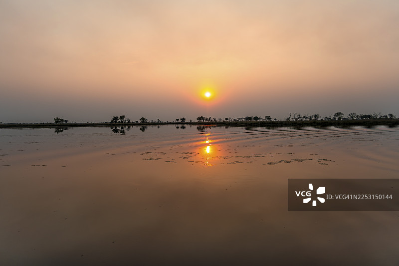 日落时分的湖泊，扎卡纳卡沙泻湖，奥卡万戈三角洲，莫雷米野生动物保护区，博茨瓦纳图片素材
