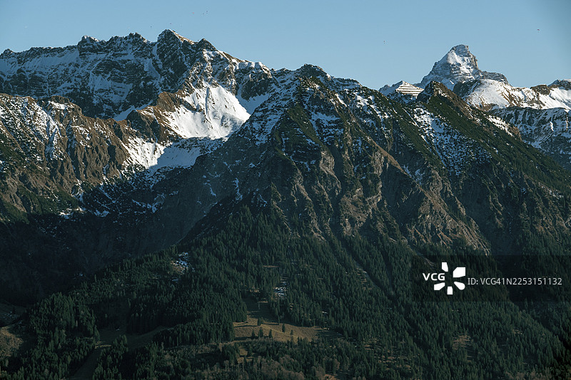 从博尔斯特兰根霍恩到里德贝格霍恩的高海拔徒步路线的视角,可以看到阿尔高阿尔卑斯山的后山,包括内贝尔霍恩山和鲁比霍恩山,博尔斯特朗,奥伯斯特多夫,上阿尔高,阿尔高,巴伐利亚,德国图片素材