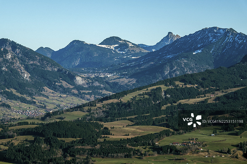 从博尔斯特兰格霍恩眺望伊勒河谷的村庄和阿尔高阿尔卑斯山，博尔斯特兰，奥伯斯特多夫，上阿尔高，阿尔高，巴伐利亚，德国图片素材