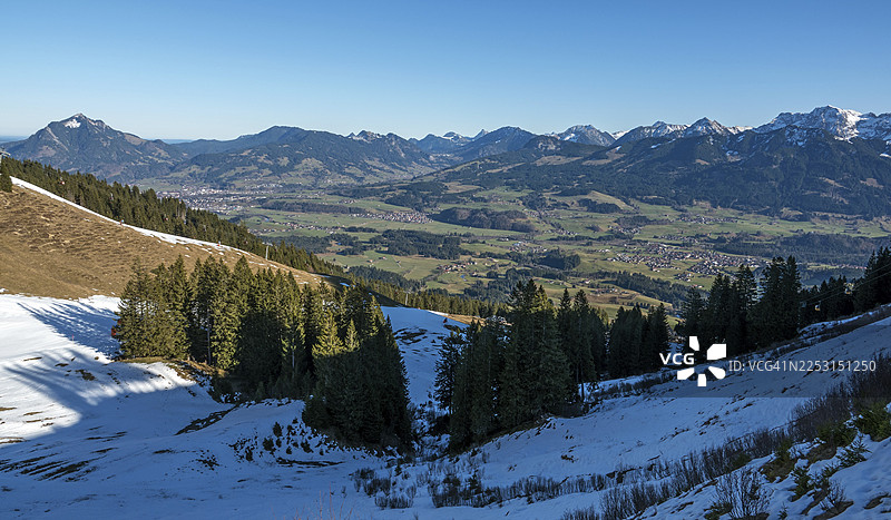 从博尔斯特兰格霍恩远眺伊勒河谷的村庄和阿尔高阿尔卑斯山，博尔斯特兰，奥伯斯特多夫，上阿尔高，阿尔高，巴伐利亚，德国图片素材