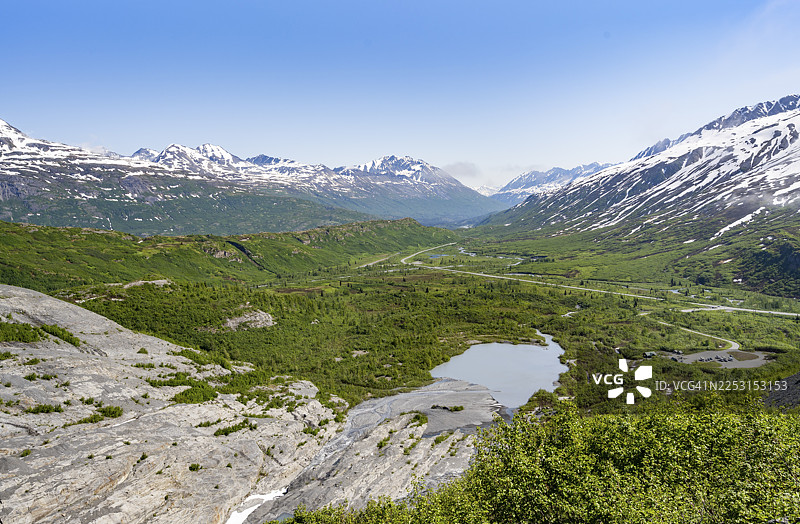 阿拉斯加州楚加奇山脉沃辛顿冰川州立休闲区沃辛顿冰川泻湖,希纳河宽阔山谷的景观图片素材