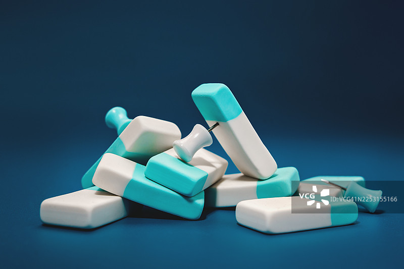 一堆橡皮擦和文具钉，蓝色的单色物品图片素材