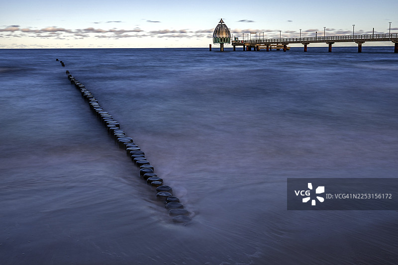 长曝光拍摄的码头和潜水贡多拉，傍晚的光线，位于德国梅克伦堡-前波美拉尼亚州吕根岛的菲施兰-达斯-兴斯特国家公园内的兴斯特图片素材