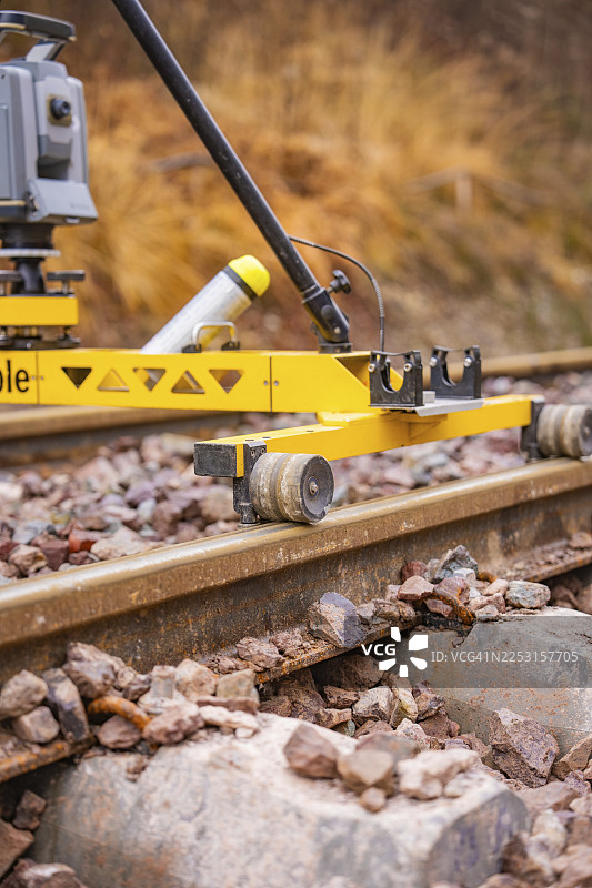 秋季风景中，铁轨上的黄色设备特写，赫尔曼·黑森州、阿尔滕格施泰特、卡尔夫县、德国的填料机图片素材
