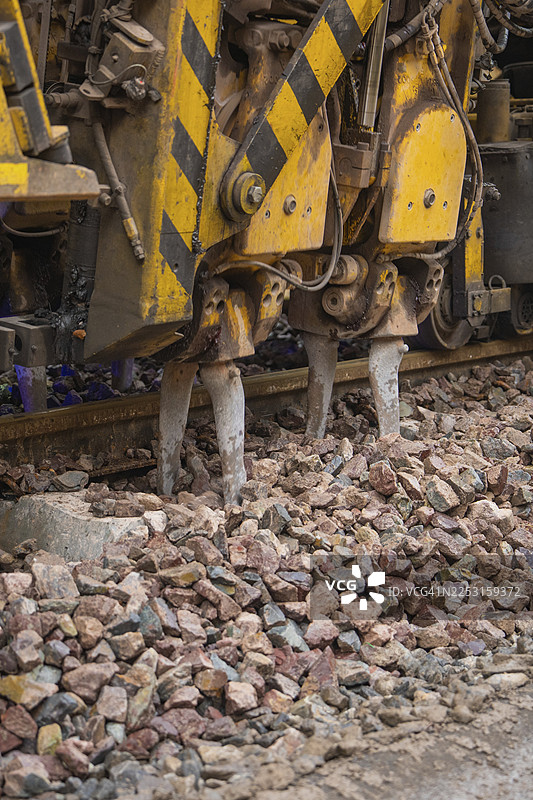 德国黑森州阿尔滕格施泰特卡尔夫区赫尔曼的碎石和轨道施工机械特写，采用黄黑配色，为填料机图片素材
