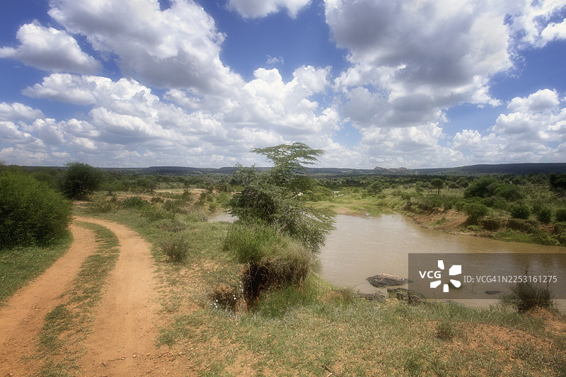 美丽的天空，云彩，野生动物园公路和埃瓦索恩吉罗河图片素材