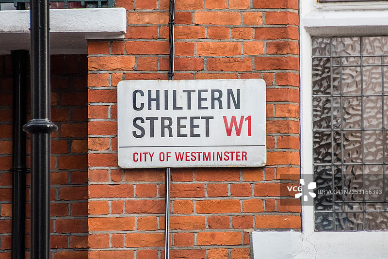 红砖墙上的奇尔特恩街道标志图片素材