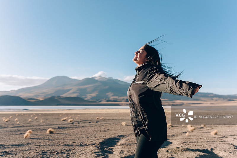 快乐的女性在阿塔卡马沙漠图片素材