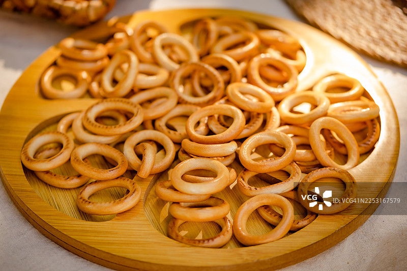 传统苏什基面包圈盛放在木盘上图片素材