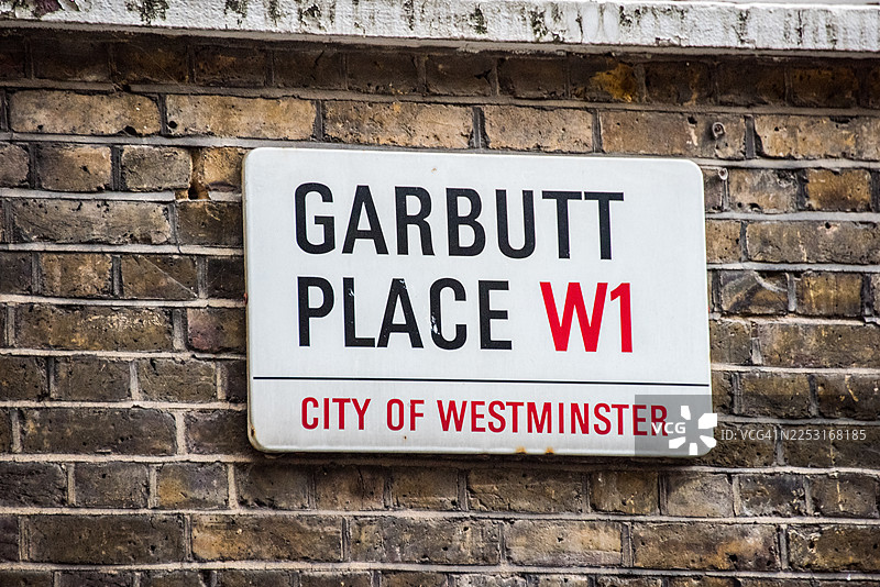 饱经风霜的砖墙上的加布特广场街道标志图片素材