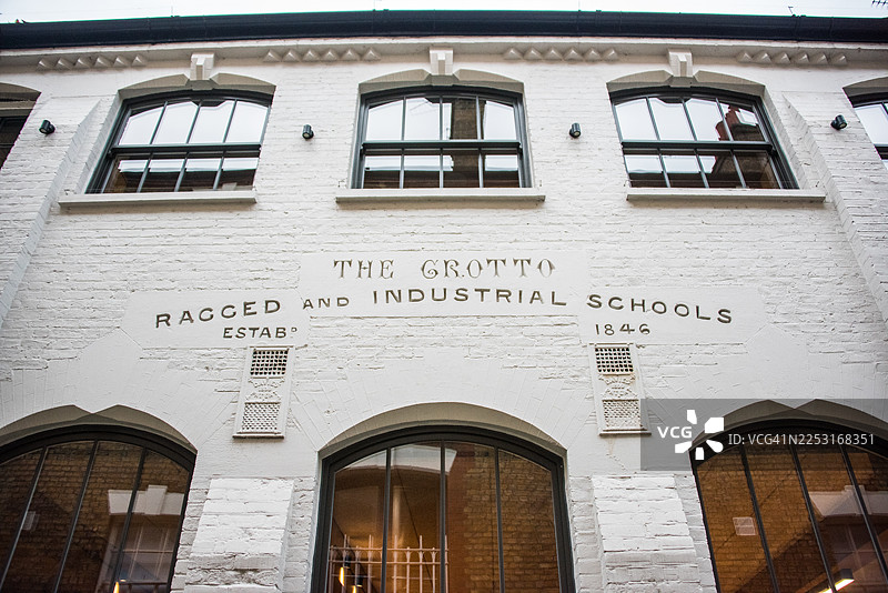 石窟修道院残破且工业化的学校铭文图片素材