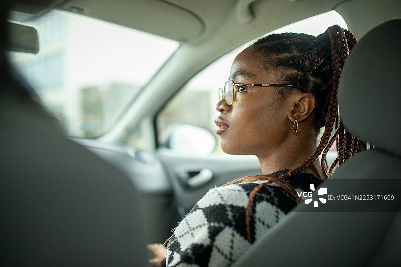 坐在汽车副驾驶座上的女士的后视图图片素材