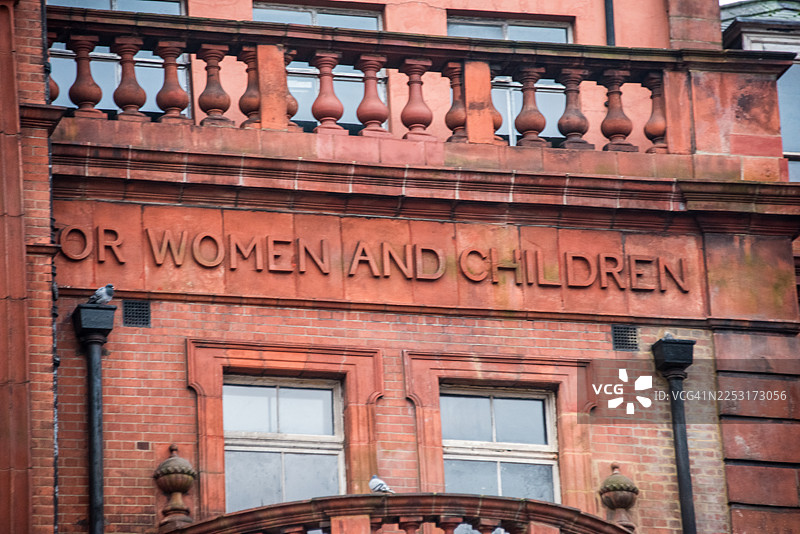 撒玛利亚人免费医院建筑上的雕刻饰带图片素材