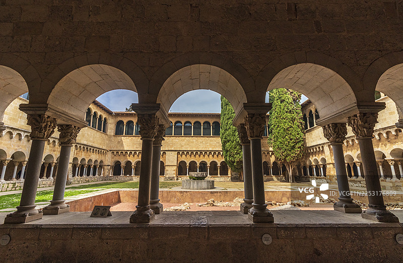 圣库加特修道院令人印象深刻的罗马式回廊的内部景观图片素材