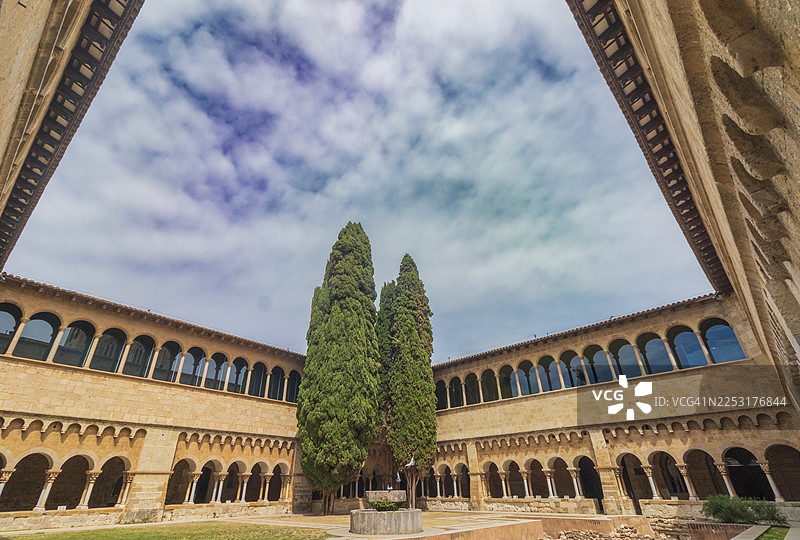 圣库加特修道院宏伟的罗马式回廊内部景观图片素材